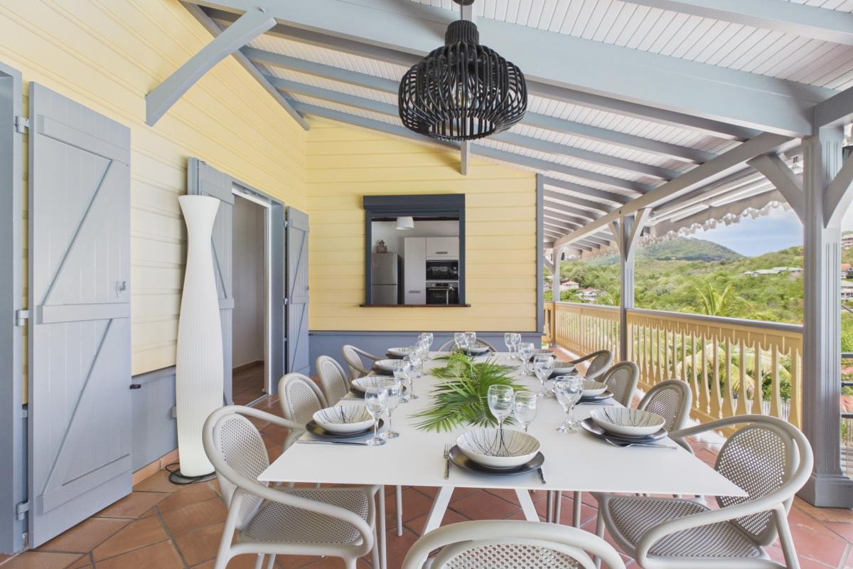 grande-terrasse-couverte-espace-repas (2)